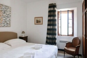 5 chambres, bureau, fer et planche à repasser, lit parapluie