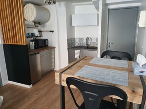 Réfrigérateur, micro-ondes, plaque de cuisson, cafetière/bouilloire