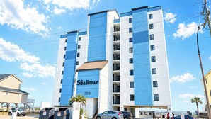 Un edificio de gran altura con fachada azul y blanca, el nombre 'Shalimar' y el número '2908' en la parte frontal.