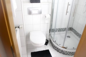 Dusche, Haartrockner, HandtĂŒcher, Seife