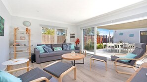 Smart TV - Gillian - charming & light-filled house (Culburra Beach)