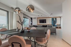 Luxury-Apartment, 3 Schlafzimmer, eigener Pool, Meerblick | Esszimmer
