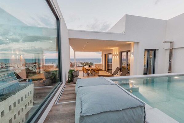 Alberca al aire libre, alberca climatizada y camastros