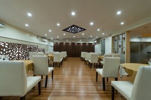 Restaurant - Tetrad Hotel - International Airport Road Hebbal (Bengaluru)