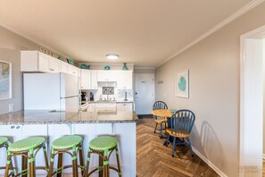 Kylskåp, mikrovågsugn, ugn och spishäll
