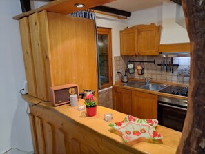 Fridge, oven, dishwasher, coffee/tea maker