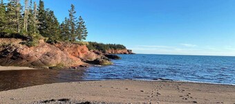 Amazing Beach House on the Coast of The Bay of Fundy equipped with only the best.