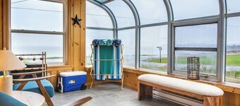 Amazing Beach House on the Coast of The Bay of Fundy equipped with only the best.