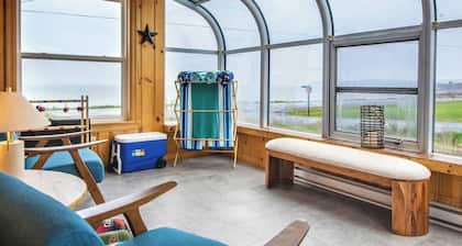 Amazing Beach House on the Coast of The Bay of Fundy equipped with only the best.