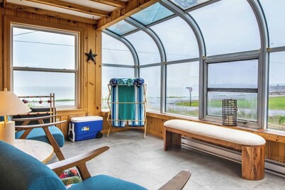 Amazing Beach House on the Coast of The Bay of Fundy equipped with only the best.