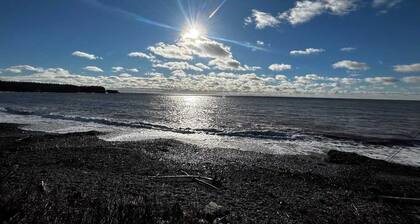 Amazing Beach House on the Coast of The Bay of Fundy equipped with only the best.