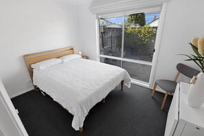 2 bedrooms, iron/ironing board, free WiFi, bed sheets - Sea Breeze: Wander along the esplanade or enjoy the foreshore walking tracks (Paynesville)