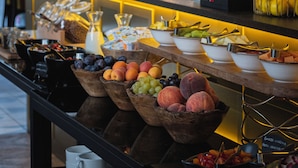 A bar area with a variety of beverages and a fruit display. - Stay inn Hotel Warszawa  (Warsaw)