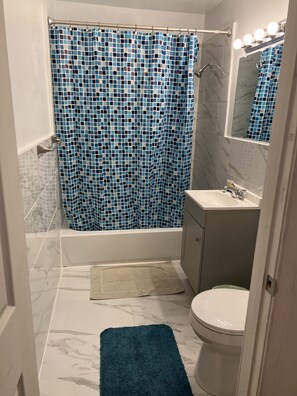 Combined shower/tub, towels, soap, shampoo