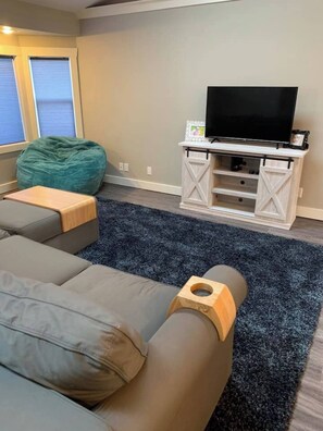 TV, video games, offices - This house is a 3 bedroom(s), 1 bathrooms, located in Enumclaw, WA. (Enumclaw)