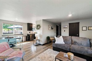 Smart TV - This house is a 3 bedroom(s), 1 bathrooms, located in Enumclaw, WA. (Enumclaw)