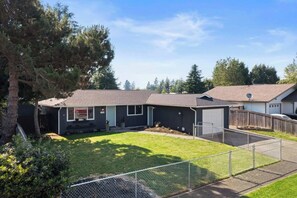 Exterior - This house is a 3 bedroom(s), 1 bathrooms, located in Enumclaw, WA. (Enumclaw)