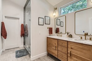Ensemble douche/baignoire, douche à « effet pluie », sèche-cheveux