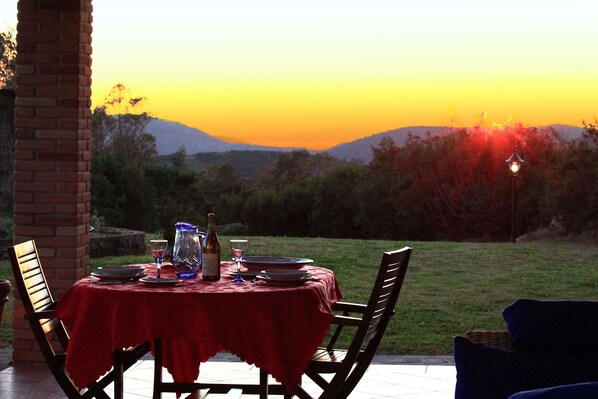 Outdoor dining - Asfodeli house (Sardegna)