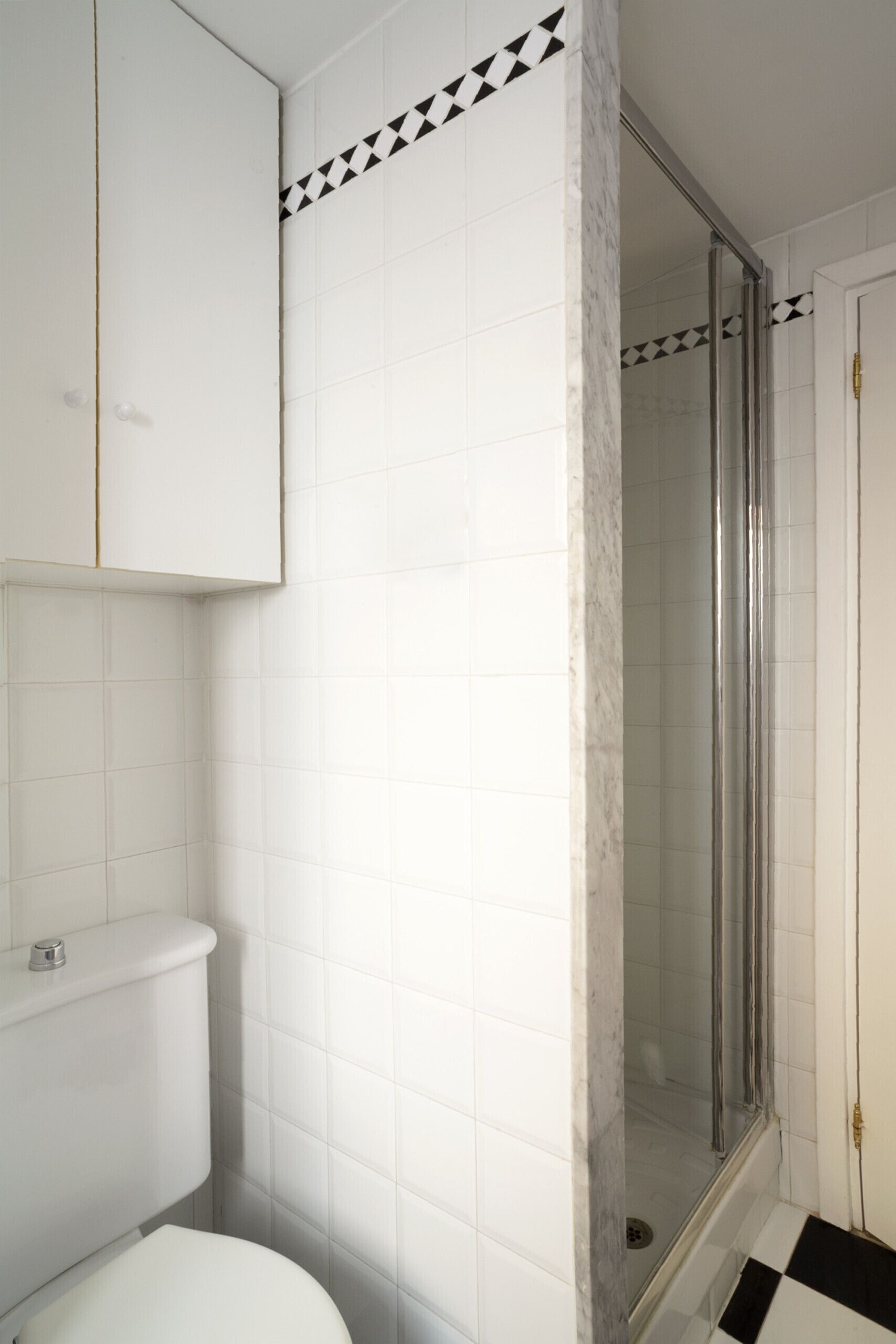 Douche, sèche-cheveux, bidet, serviettes fournies
