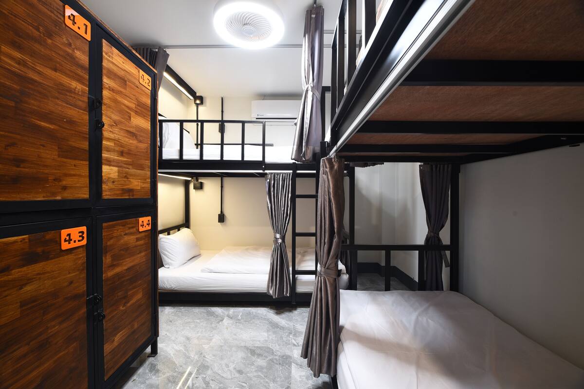 Dorm 4 Shared Bathroom- Age 18-40 | 무료 WiFi, 침대 시트
