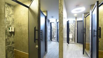 Een douche, handdoeken