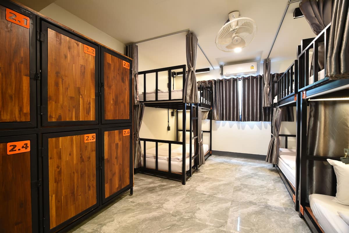 Dorm 6 Shared Bathroom- Age 18-40 | 무료 WiFi, 침대 시트