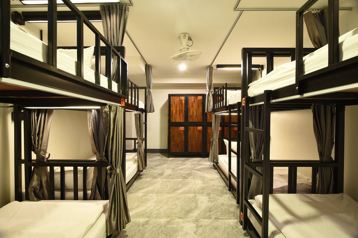 Dorm 8 Shared Bathroom- Age 18-40 | 무료 WiFi, 침대 시트