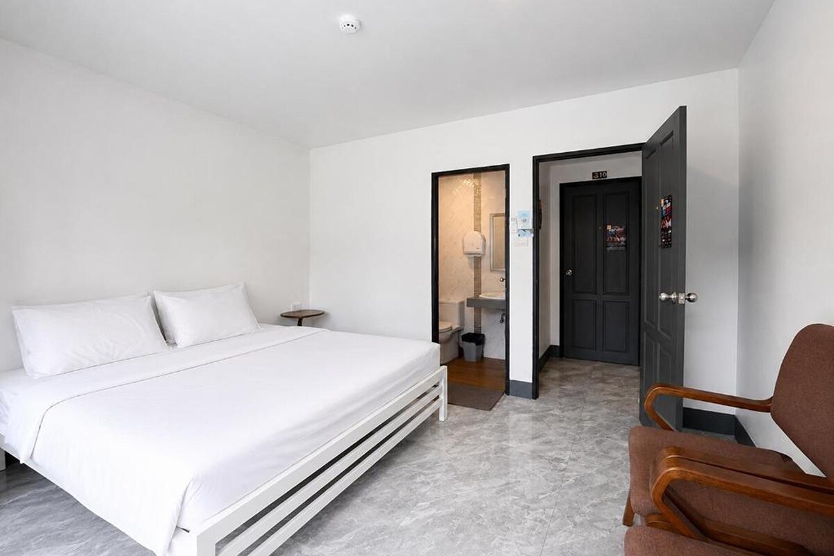 Double Room, 1 King Bed, Ensuite- Age 18-40 | WiFi (無料)、ベッドシーツ