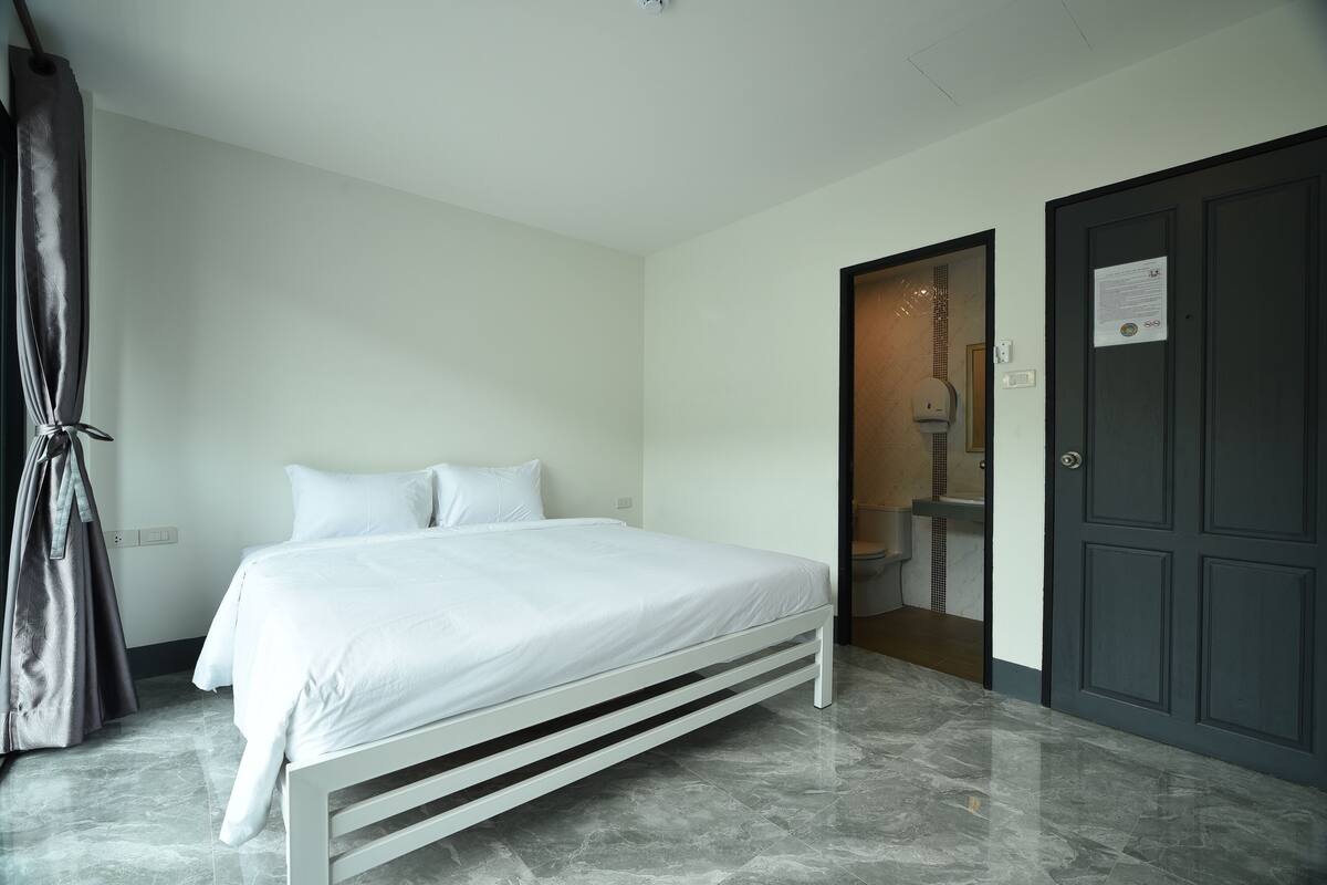 Double Room, 1 King Bed, Ensuite- Age 18-40 | 무료 WiFi, 침대 시트