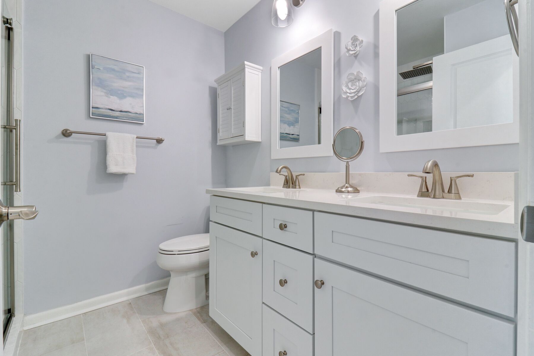 Une salle de bain moderne équipée de toilettes, d’un lavabo et d’un meuble-lavabo avec des tiroirs.