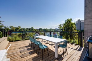 Outdoor dining - River-View Downtown Condo · Pool · Near Broadway (Nashville)