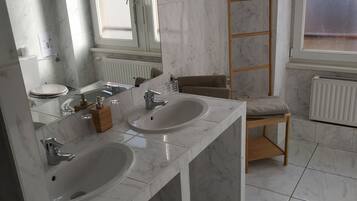 Familienapartment | Badezimmer | Haartrockner