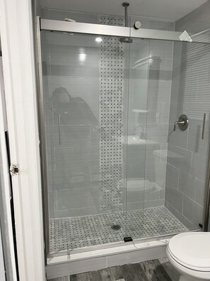 Een douche, een haardroger, handdoeken, shampoo