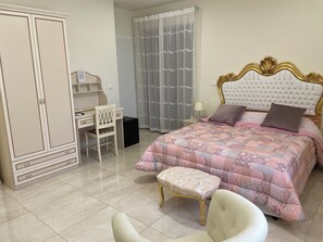 Deluxe Double or Twin Room | In-room safe, desk, soundproofing, free WiFi - Nicole House (Reggio Calabria)