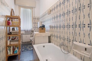 Bañera, artículos de higiene personal gratuitos y secador de pelo