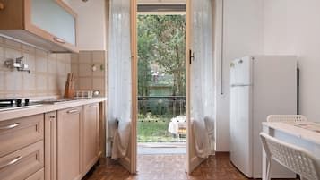 Frigorifero, microonde, forno, piano cottura