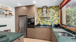 Kaffetrakter/tekoker, kjøleskap, mikrobølgeovn og ovn