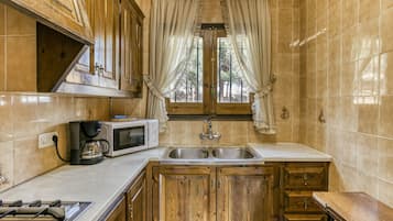 KĂŒhlschrank, Mikrowelle, Herdplatte, Wasserkocher mit Kaffee-/Teezubehör