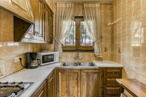 Frigorífico, microondas, placa de cocina y cafetera o tetera