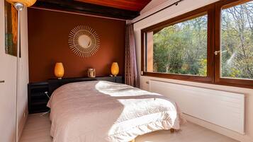 4 bedrooms, iron/ironing board, free WiFi, bed sheets