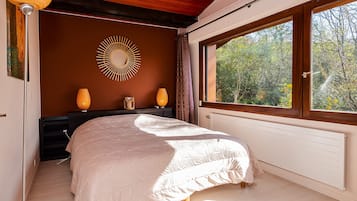 4 bedrooms, iron/ironing board, free WiFi, bed sheets