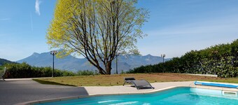 "Detached House with swimming pool and spa" with Private Pool, Whirlpool & Wi-Fi