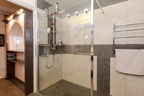 Badewanne, Haartrockner, Handtücher
