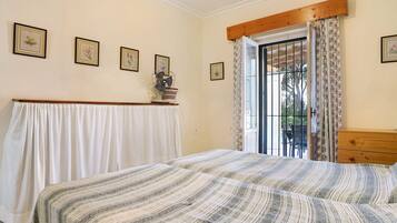 3 slaapkamers, een strijkplank/strijkijzer, gratis wifi, beddengoed