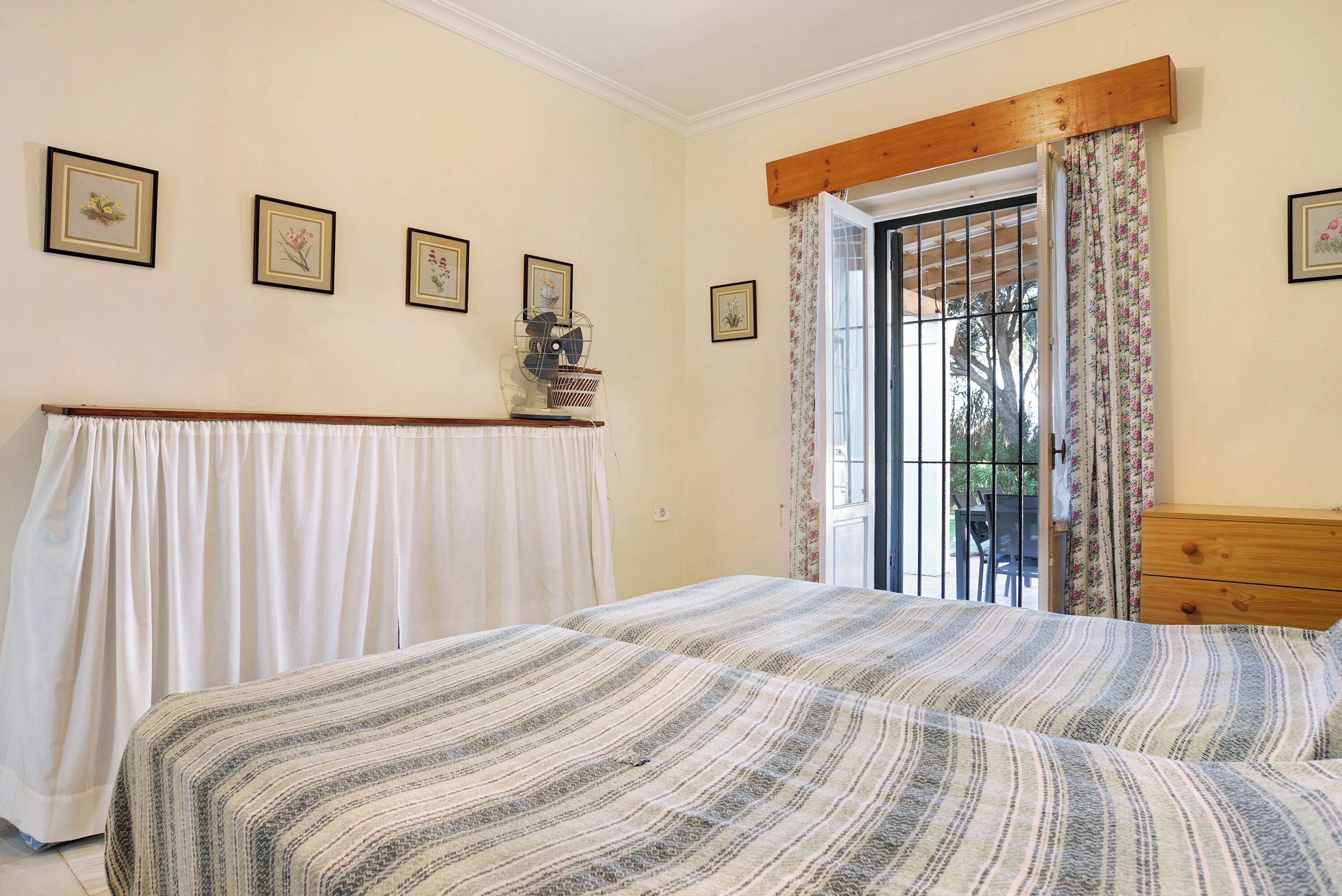 3 slaapkamers, een strijkplank/strijkijzer, gratis wifi, beddengoed