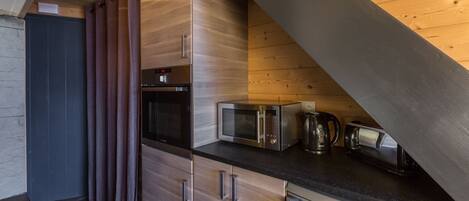 冷蔵庫、電子レンジ、オーブン、コンロ