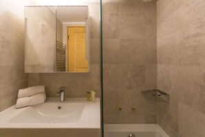 Combined shower/bathtub, hair dryer, towels