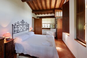 1 habitación, tabla de planchar con plancha y cuna de viaje 