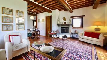 Smart-TV, Kamin, DVD-Player, Bücher